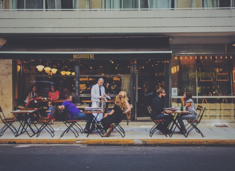 outdoor dining 1846137 1280